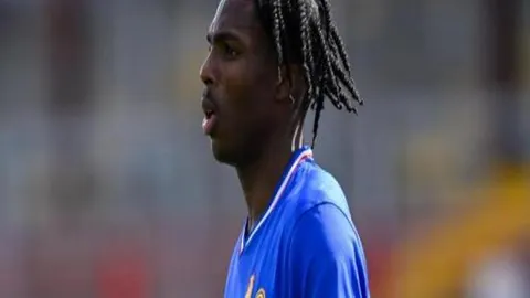 “意韩巴三大足球巨星联袂竞技，传奇明星赛上演精彩对决”