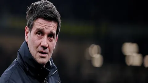 爱德华兹脸部受伤离场，抢球过程中与杜兰特肘击出血不止